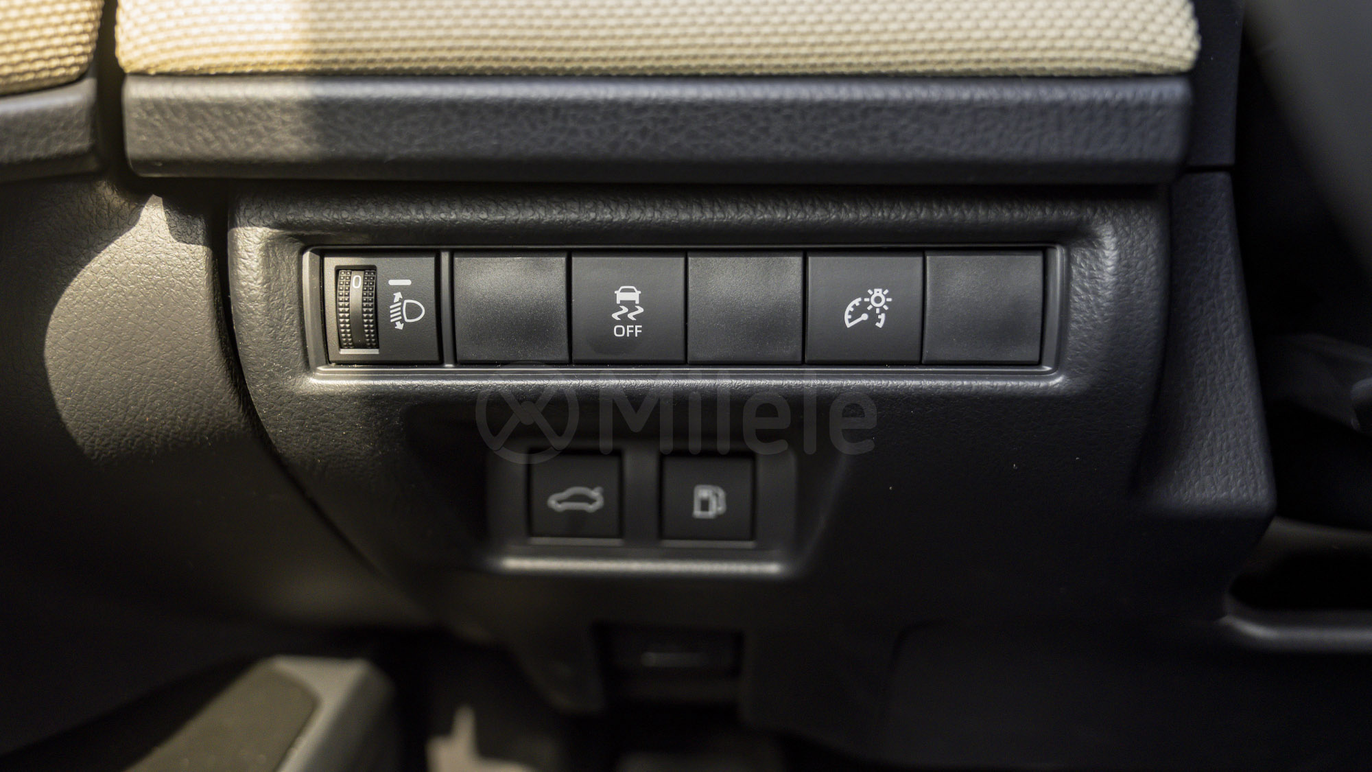 
(LHD) TOYOTA CAMRY LE 2.5PHEV AT MY2025 – BLACK full									