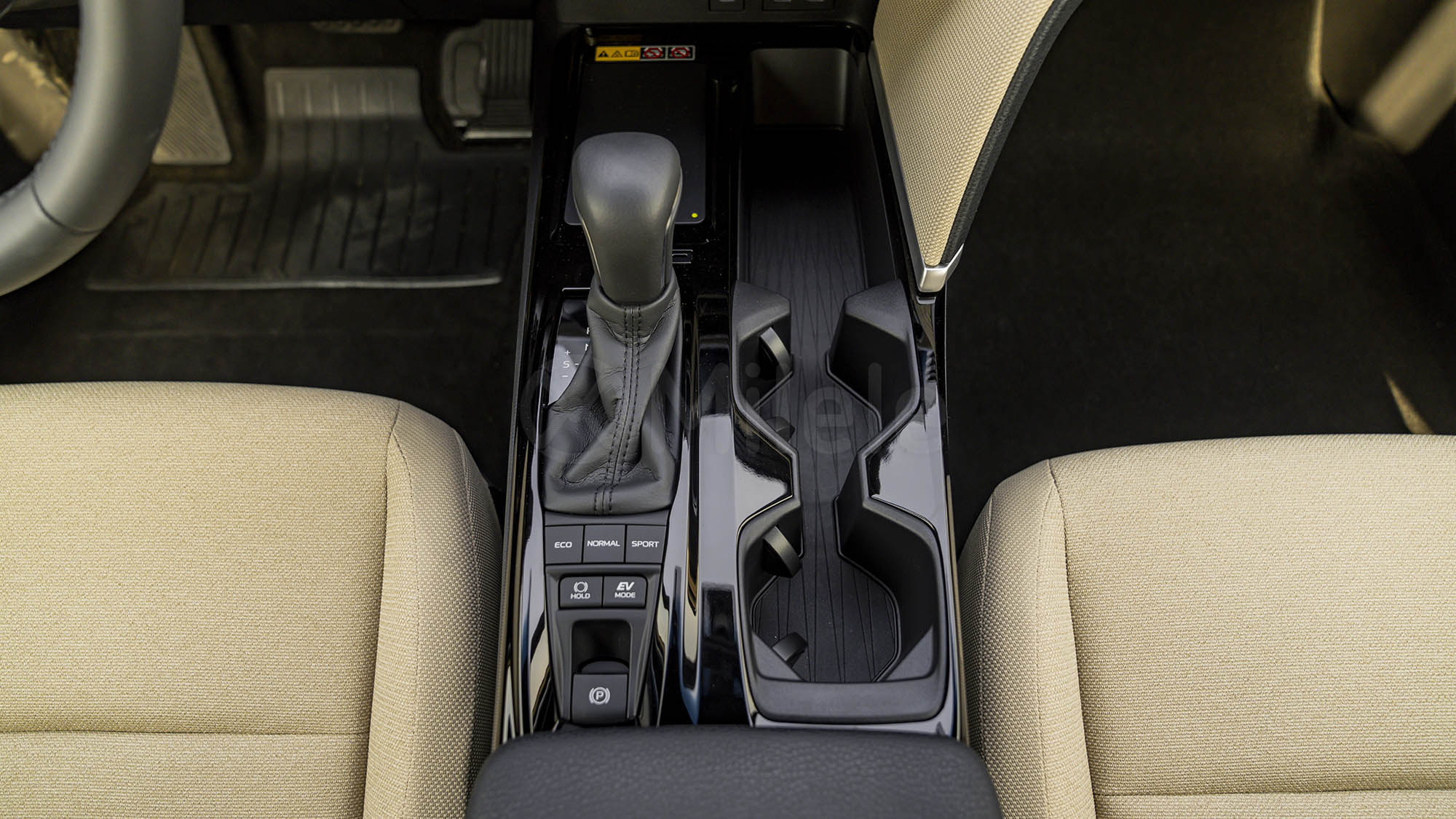 
(LHD) TOYOTA CAMRY LE 2.5PHEV AT MY2025 – BLACK full									