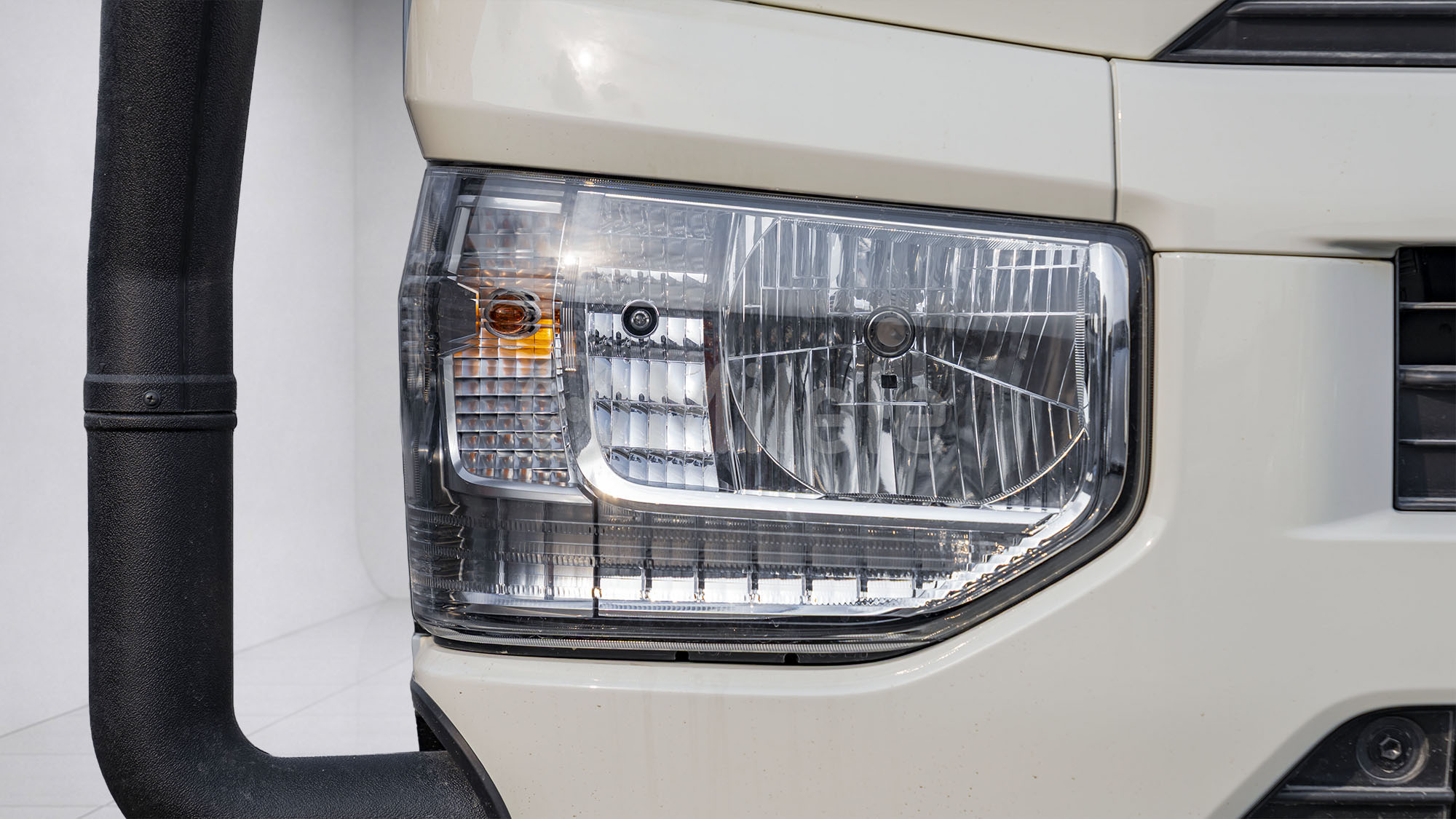 
(LHD) TOYOTA TOYOTA COASTER ARMOURED MY2025 – WHITE full									
