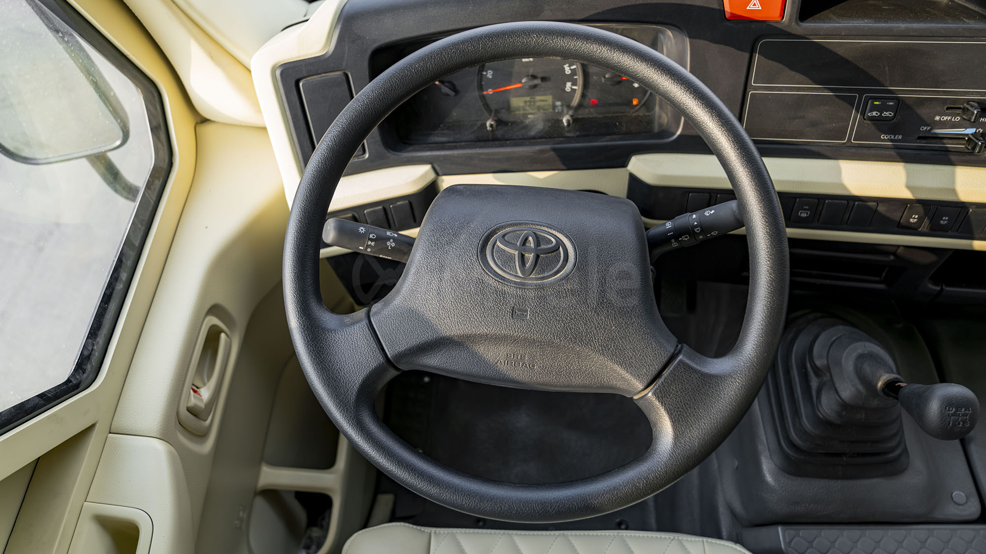 
(LHD) TOYOTA TOYOTA COASTER ARMOURED MY2025 – WHITE full									