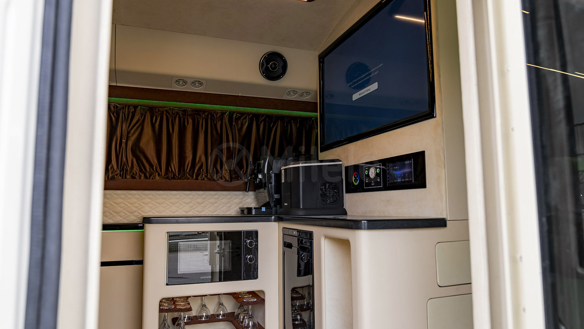 
(LHD) TOYOTA TOYOTA COASTER ARMOURED MY2025 – WHITE full									
