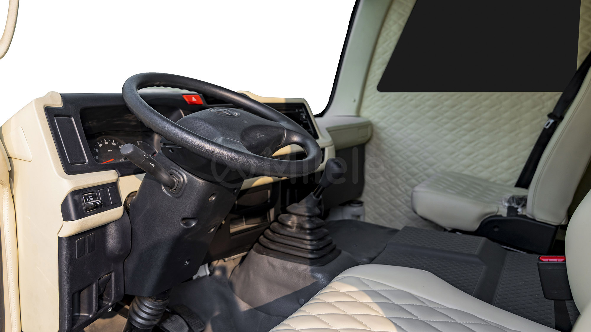 
(LHD) TOYOTA TOYOTA COASTER ARMOURED MY2025 – WHITE full									
