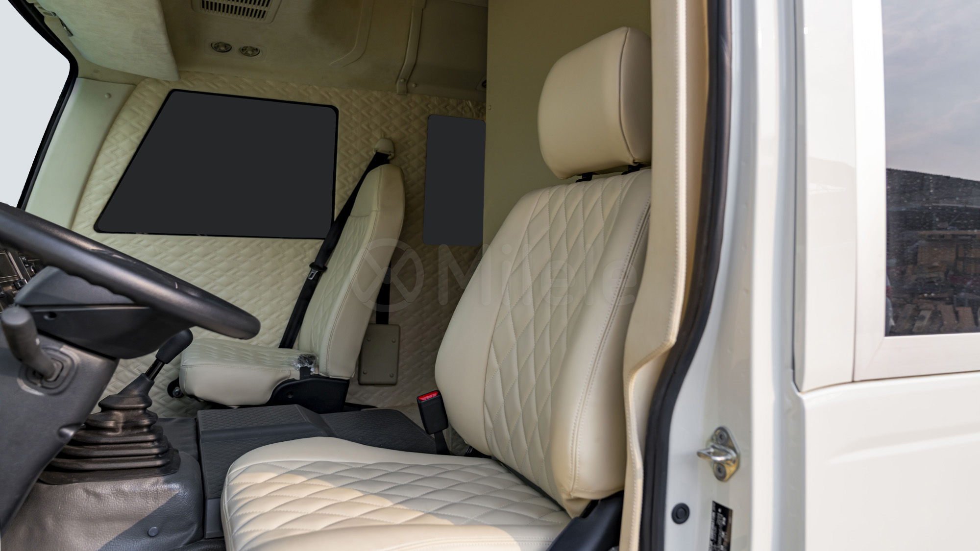 
(LHD) TOYOTA TOYOTA COASTER ARMOURED MY2025 – WHITE full									