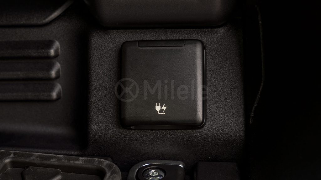 (LHD) LAND ROVER DEFENDER 110 X-DYNAMIC SE 3.0P AT MY2025 – BLACK