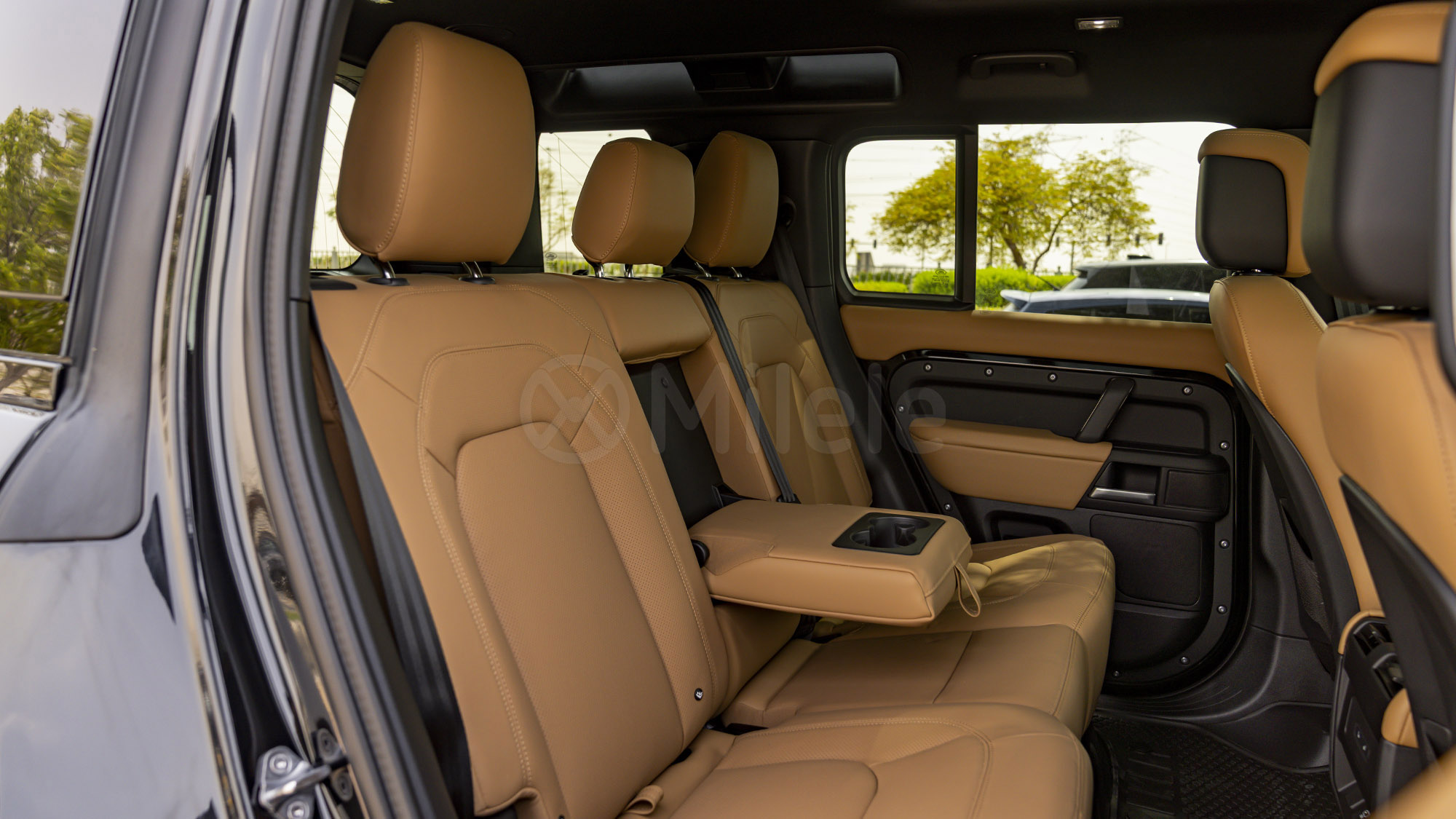 
								(LHD) LAND ROVER DEFENDER 110 X-DYNAMIC SE 3.0P AT MY2025 – BLACK full									