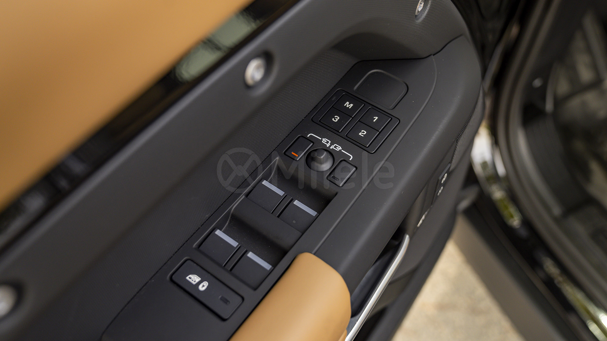 
								(LHD) LAND ROVER DEFENDER 110 X-DYNAMIC SE 3.0P AT MY2025 – BLACK full									