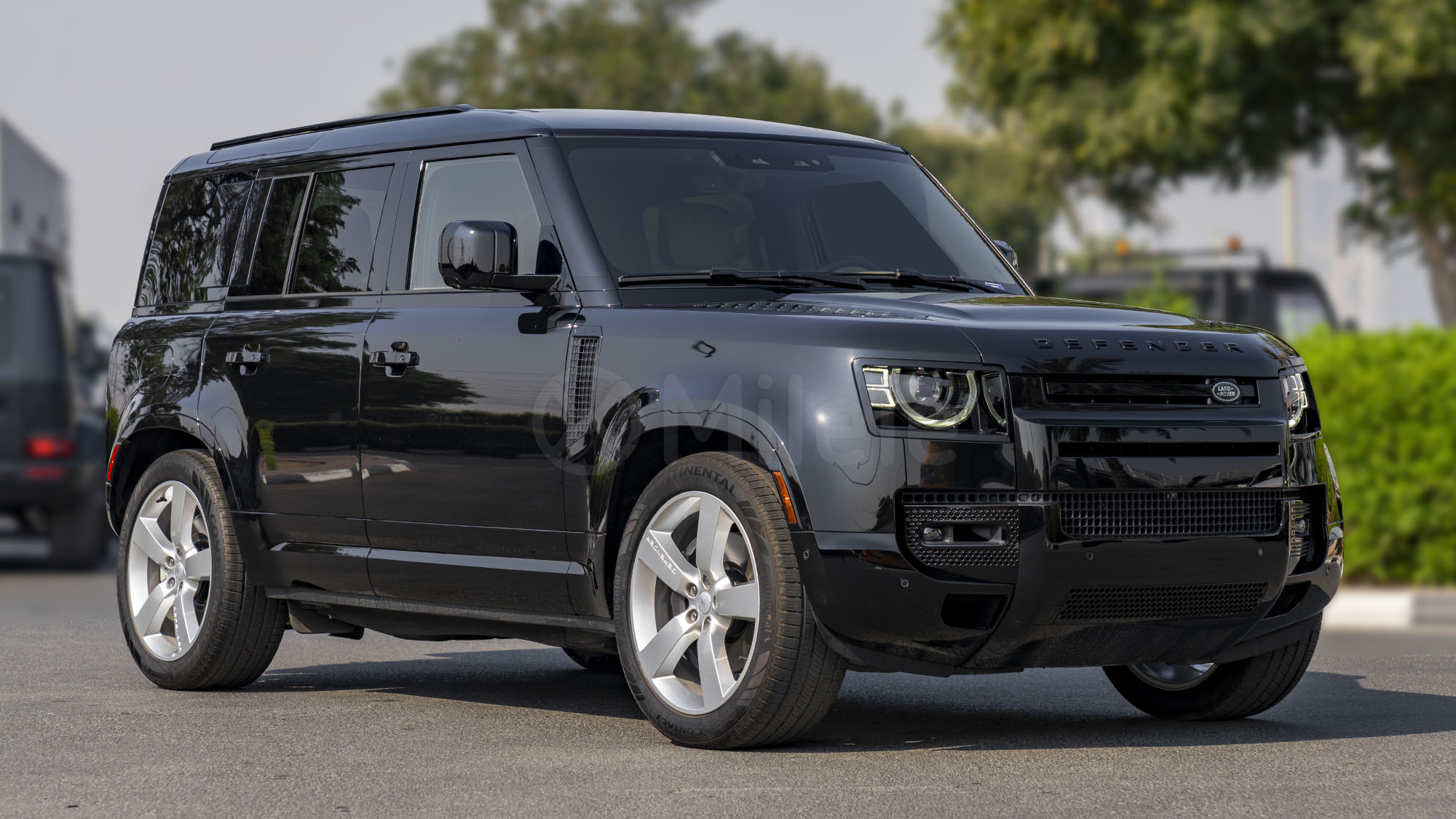 
								(LHD) LAND ROVER DEFENDER 110 X-DYNAMIC SE 3.0P AT MY2025 – BLACK full									