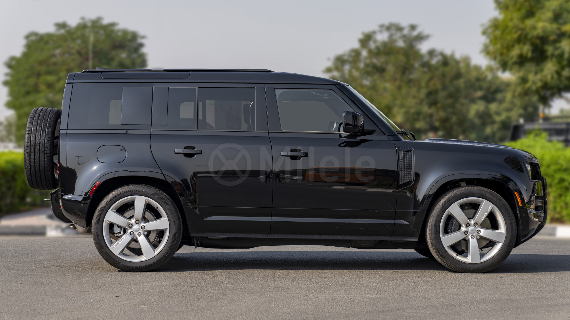 
								(LHD) LAND ROVER DEFENDER 110 X-DYNAMIC SE 3.0P AT MY2025 – BLACK full									