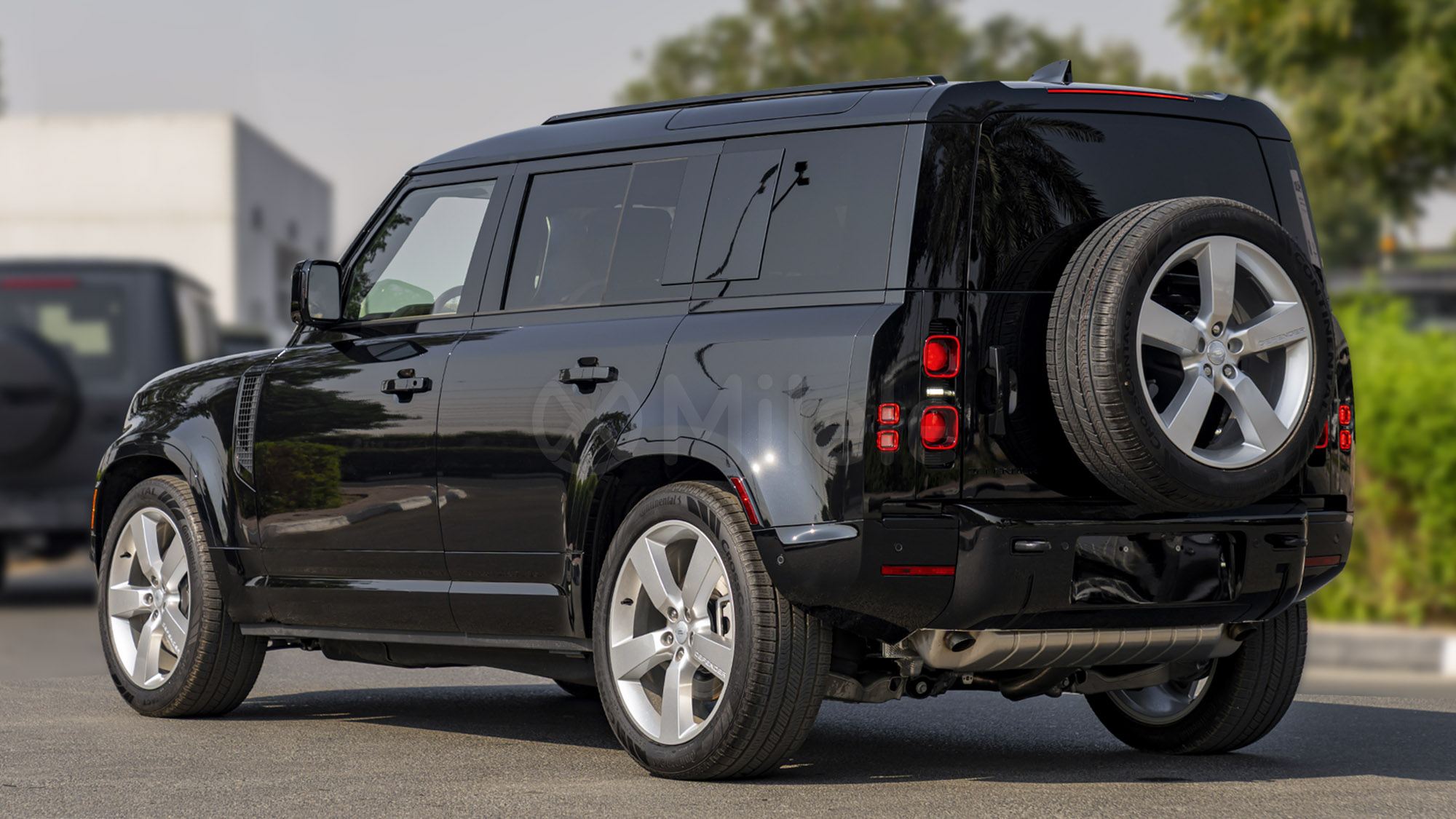 
								(LHD) LAND ROVER DEFENDER 110 X-DYNAMIC SE 3.0P AT MY2025 – BLACK full									