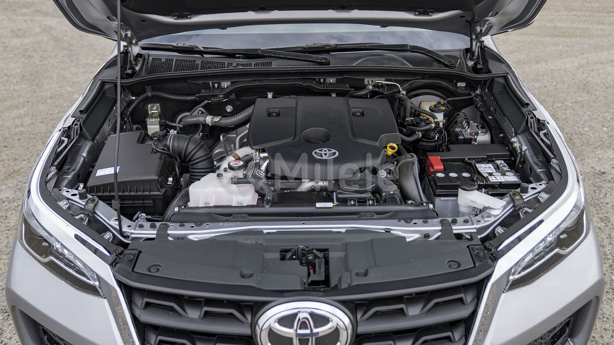
(LHD) TOYOTA FORTUNER 2.4D AT 4X4 MY2025 – SILVER ME full									