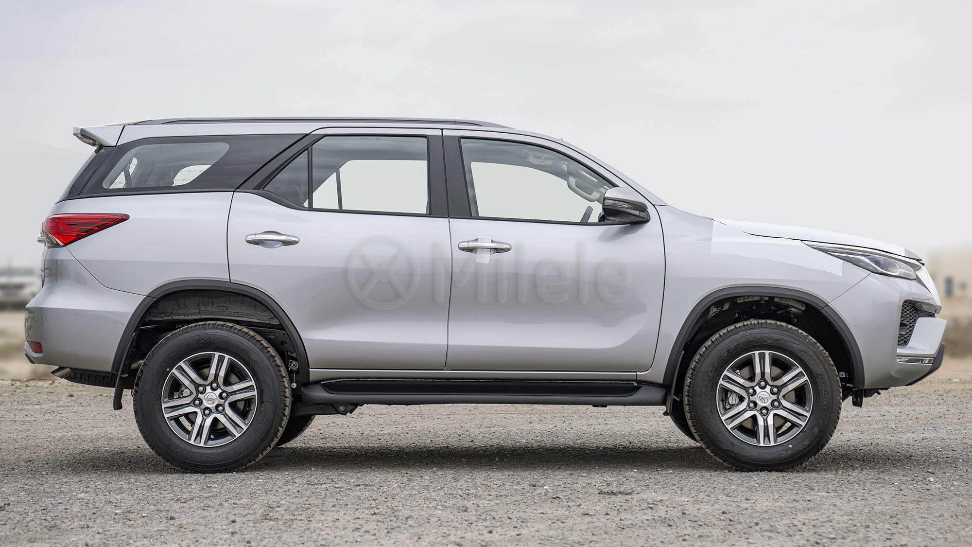 
(LHD) TOYOTA FORTUNER 2.4D AT 4X4 MY2025 – SILVER ME full									