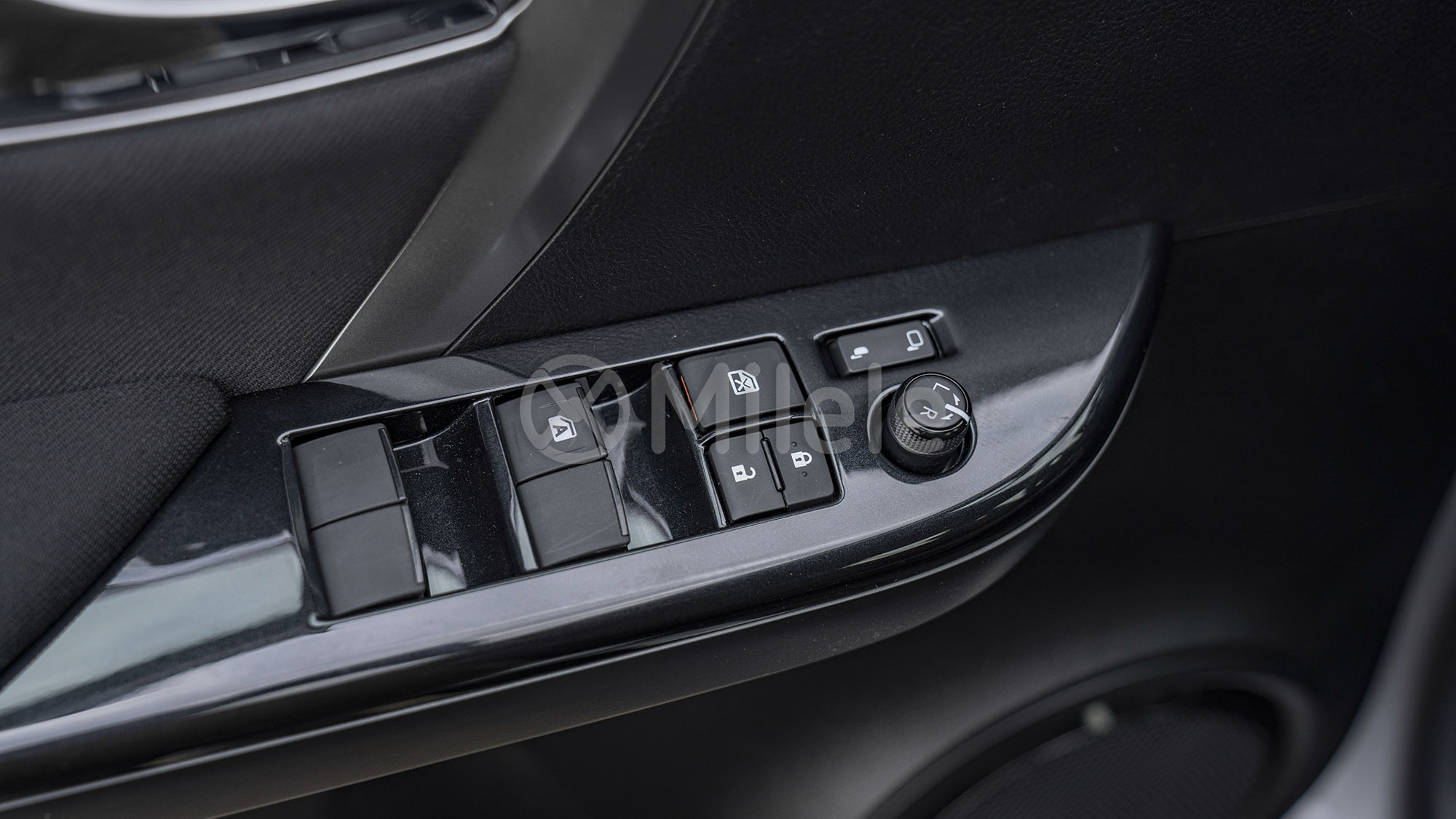 
(LHD) TOYOTA FORTUNER 2.4D AT 4X4 MY2025 – SILVER ME full									