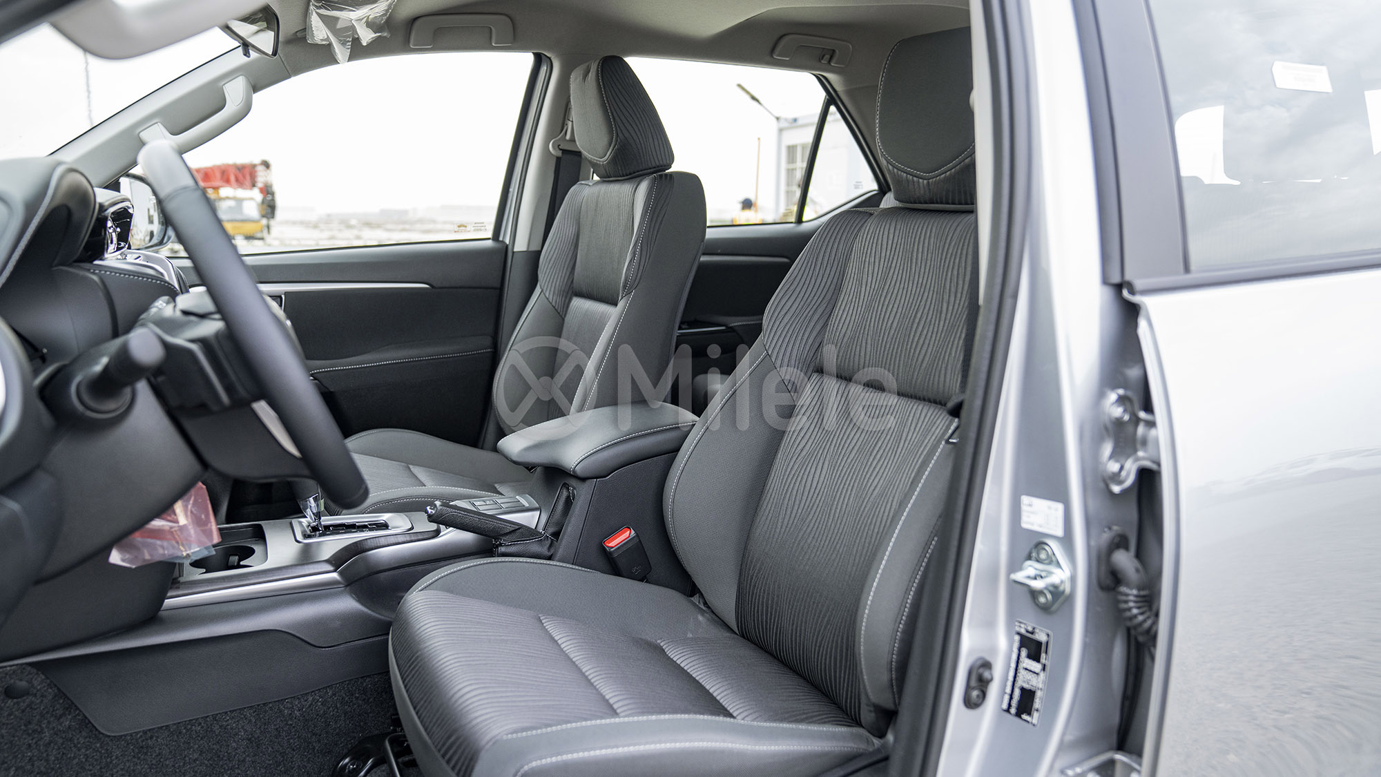 
(LHD) TOYOTA FORTUNER 2.4D AT 4X4 MY2025 – SILVER ME full									