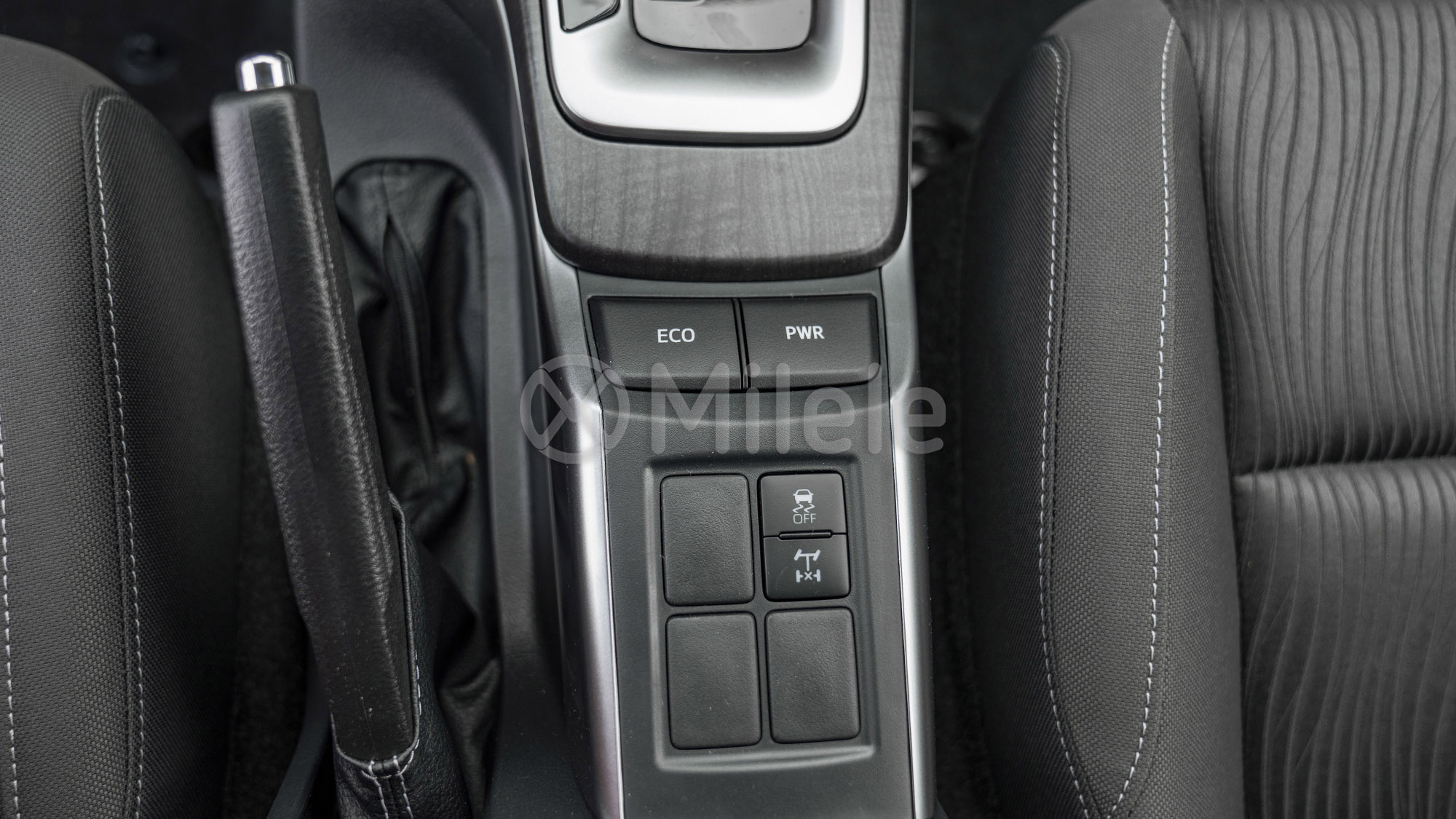 
(LHD) TOYOTA FORTUNER 2.4D AT 4X4 MY2025 – SILVER ME full									