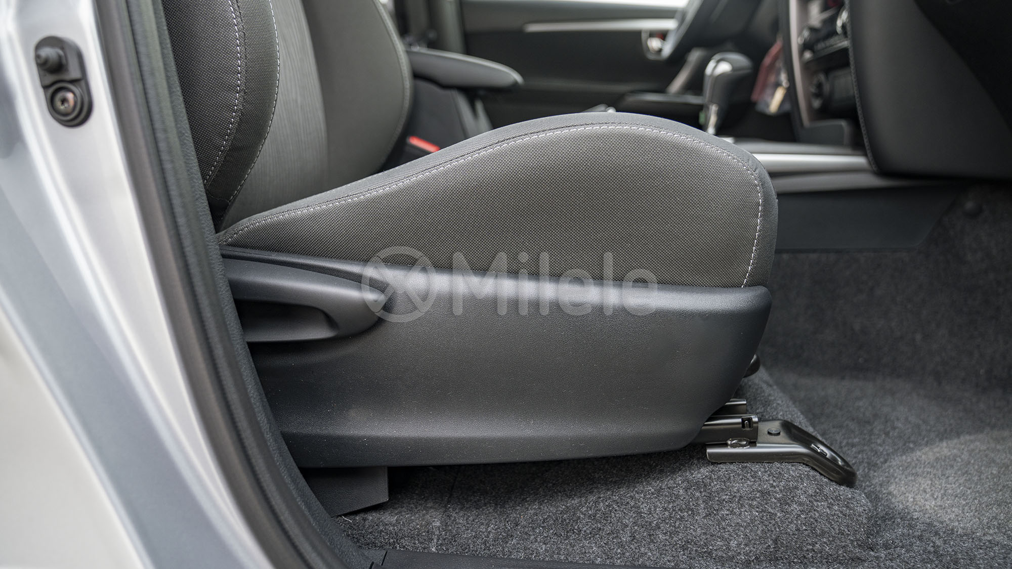 
(LHD) TOYOTA FORTUNER 2.4D AT 4X4 MY2025 – SILVER ME full									