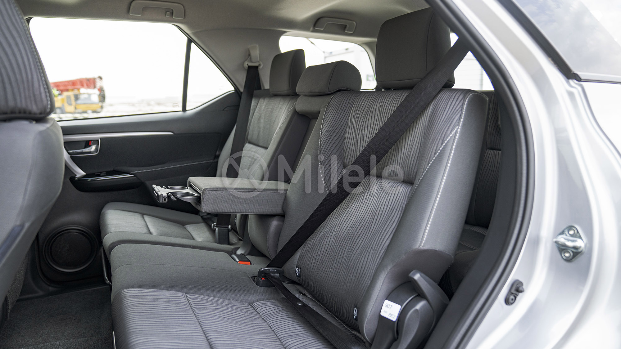 
(LHD) TOYOTA FORTUNER 2.4D AT 4X4 MY2025 – SILVER ME full									