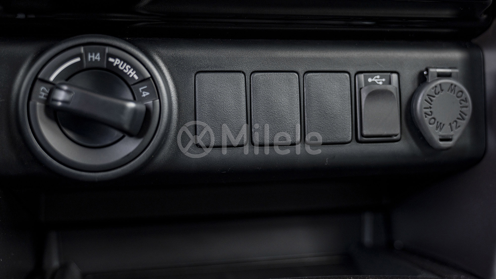 
(LHD) TOYOTA FORTUNER 2.4D AT 4X4 MY2025 – SILVER ME full									