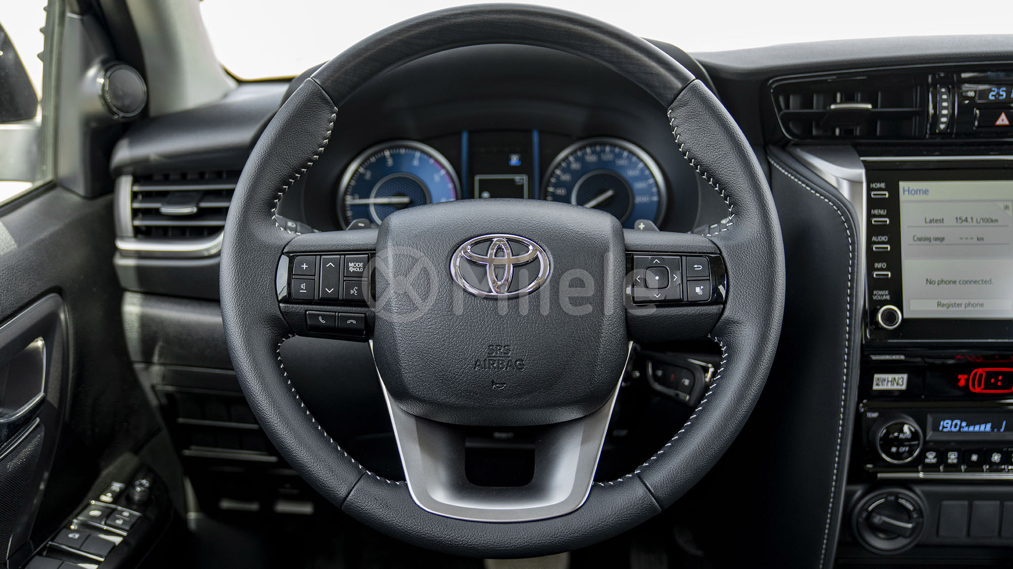 
(LHD) TOYOTA FORTUNER 2.4D AT 4X4 MY2025 – SILVER ME full									