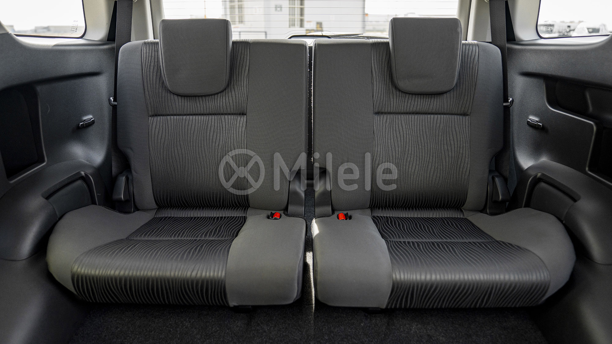 
(LHD) TOYOTA FORTUNER 2.4D AT 4X4 MY2025 – SILVER ME full									