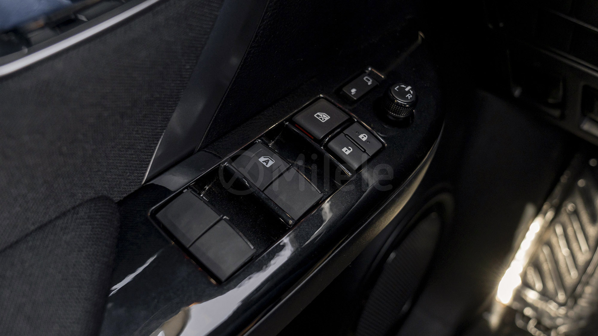 
								(LHD) TOYOTA FORTUNER 2.7P AT 4X4 MY2026 – ATTITUDE BLACK full									