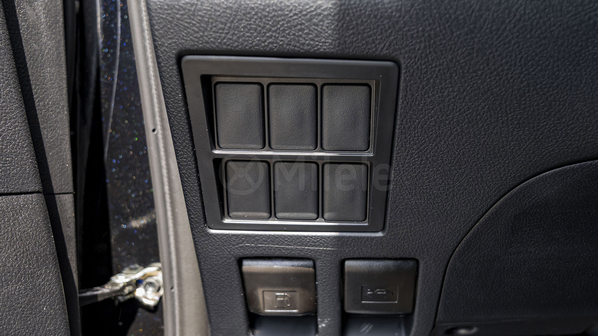 
								(LHD) TOYOTA FORTUNER 2.7P AT 4X4 MY2026 – ATTITUDE BLACK full									