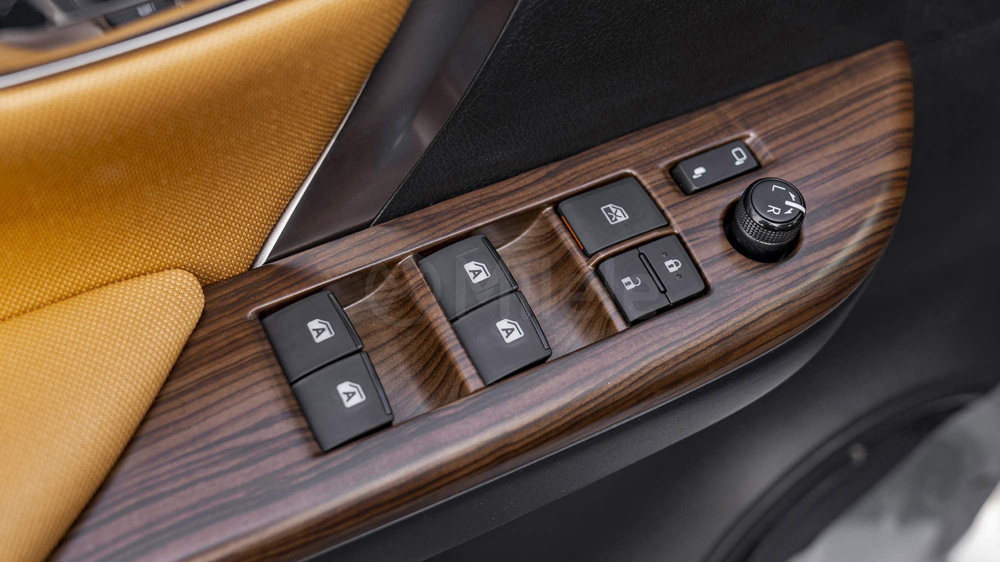 
(LHD) TOYOTA FORTUNER 2.7P AT 4X4 MY2025 – BRONZE full									