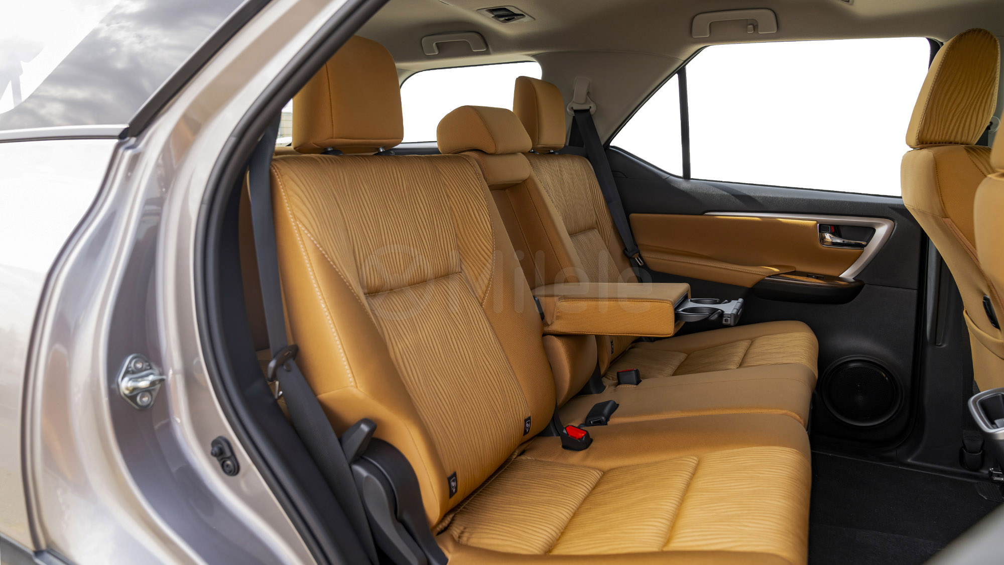 
(LHD) TOYOTA FORTUNER 2.7P AT 4X4 MY2025 – BRONZE full									