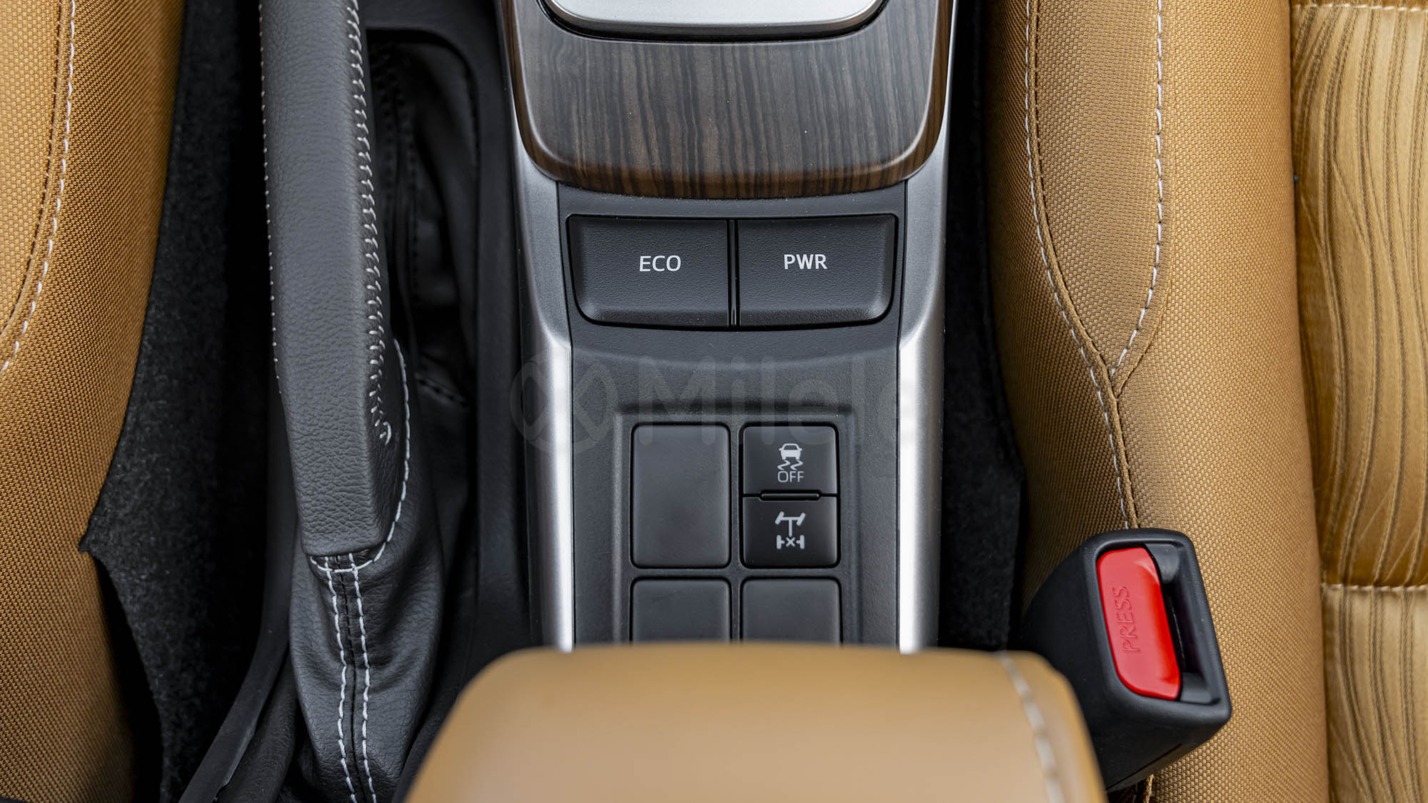
(LHD) TOYOTA FORTUNER 2.7P AT 4X4 MY2025 – BRONZE full									
