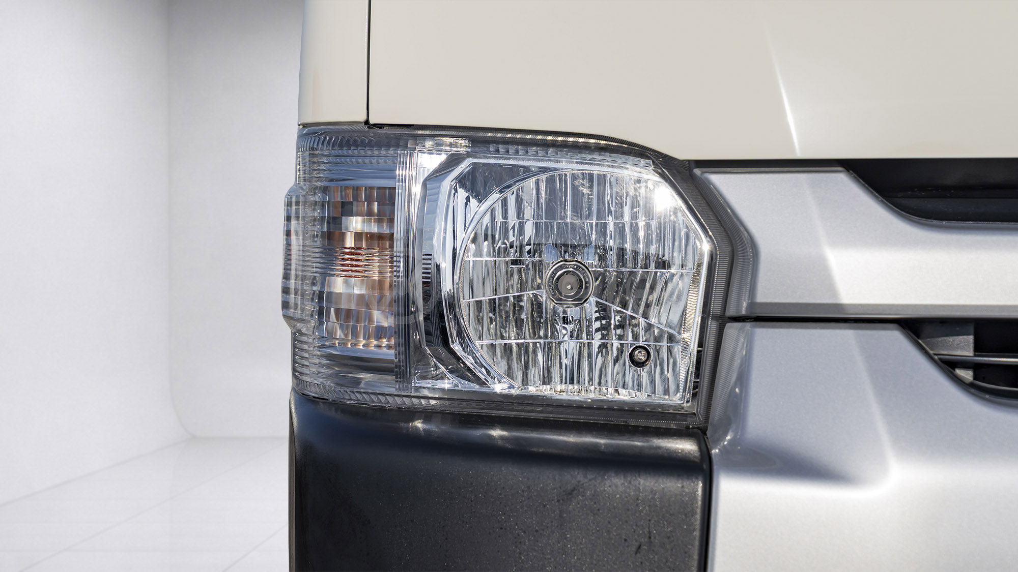 
								(LHD) HIACE HR 15 SEATER 2.5D MT full									