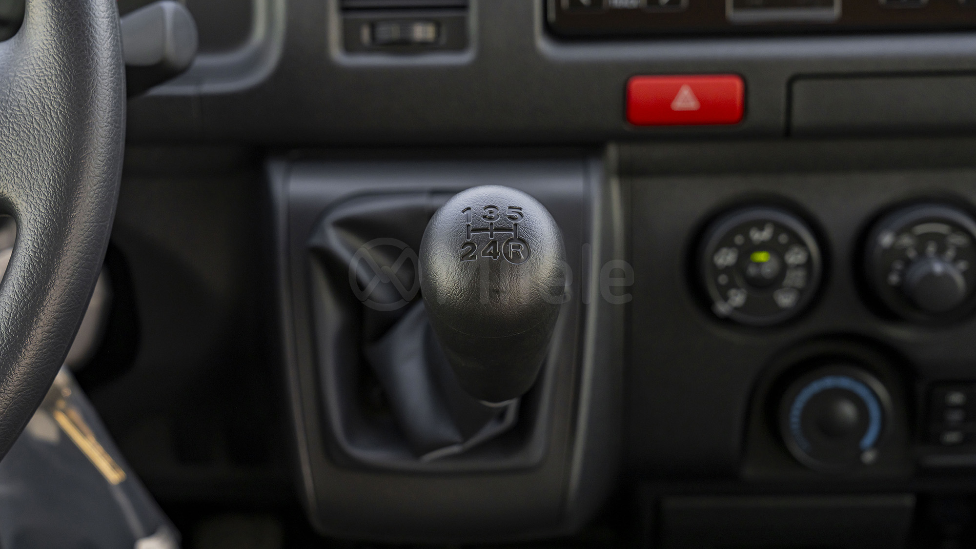
								(LHD) HIACE HR 15 SEATER 2.5D MT full									