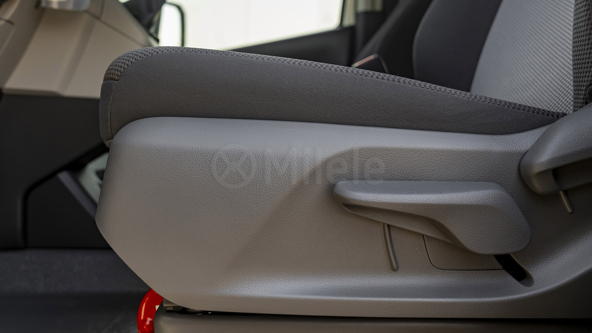 
								(LHD) TOYOTA HIACE HR 2.8D MT RWD 13 SEATER MY2026 – WHITE full									