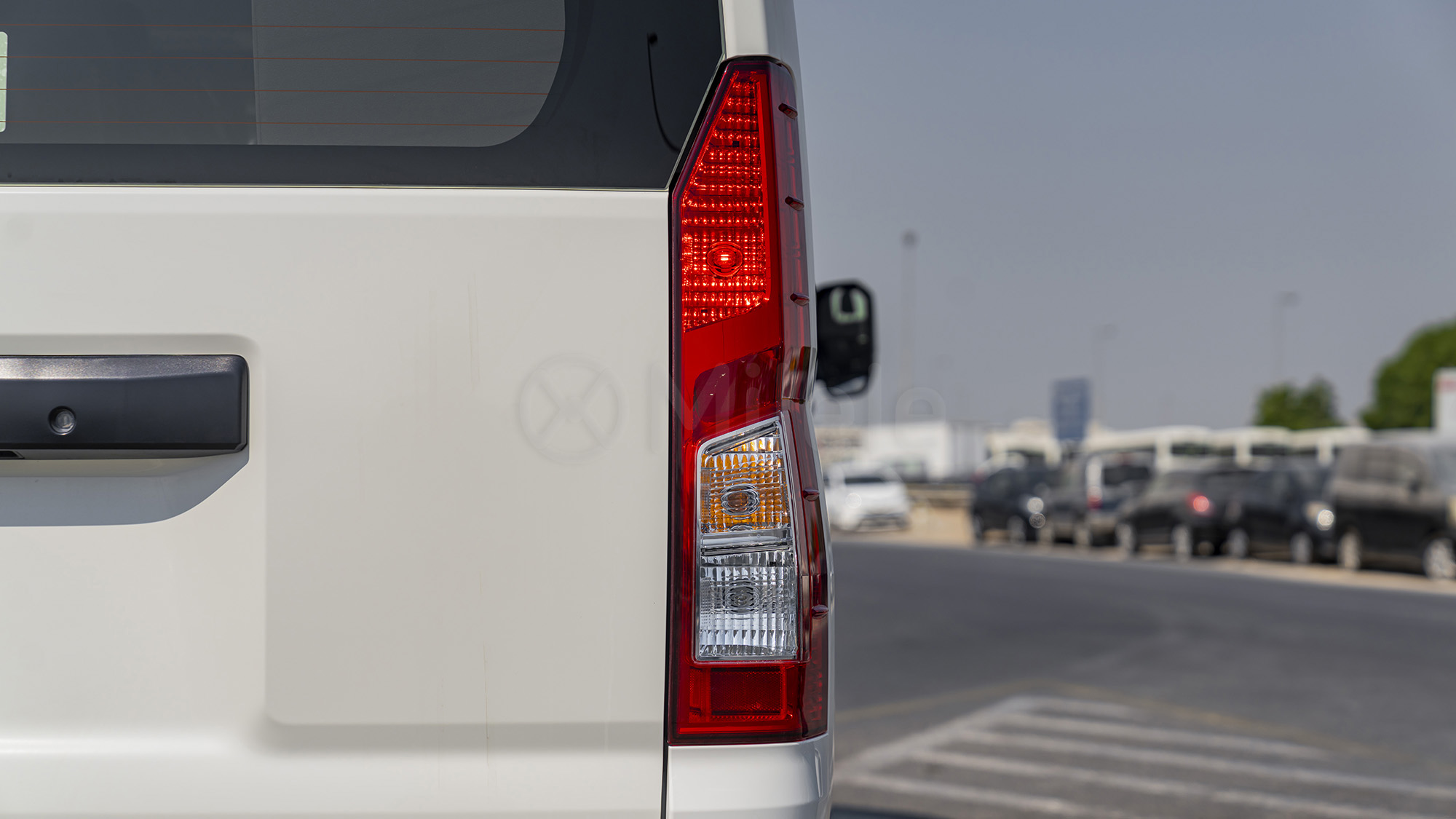 
								(LHD) TOYOTA HIACE HR 2.8D MT RWD 13 SEATER MY2026 – WHITE full									