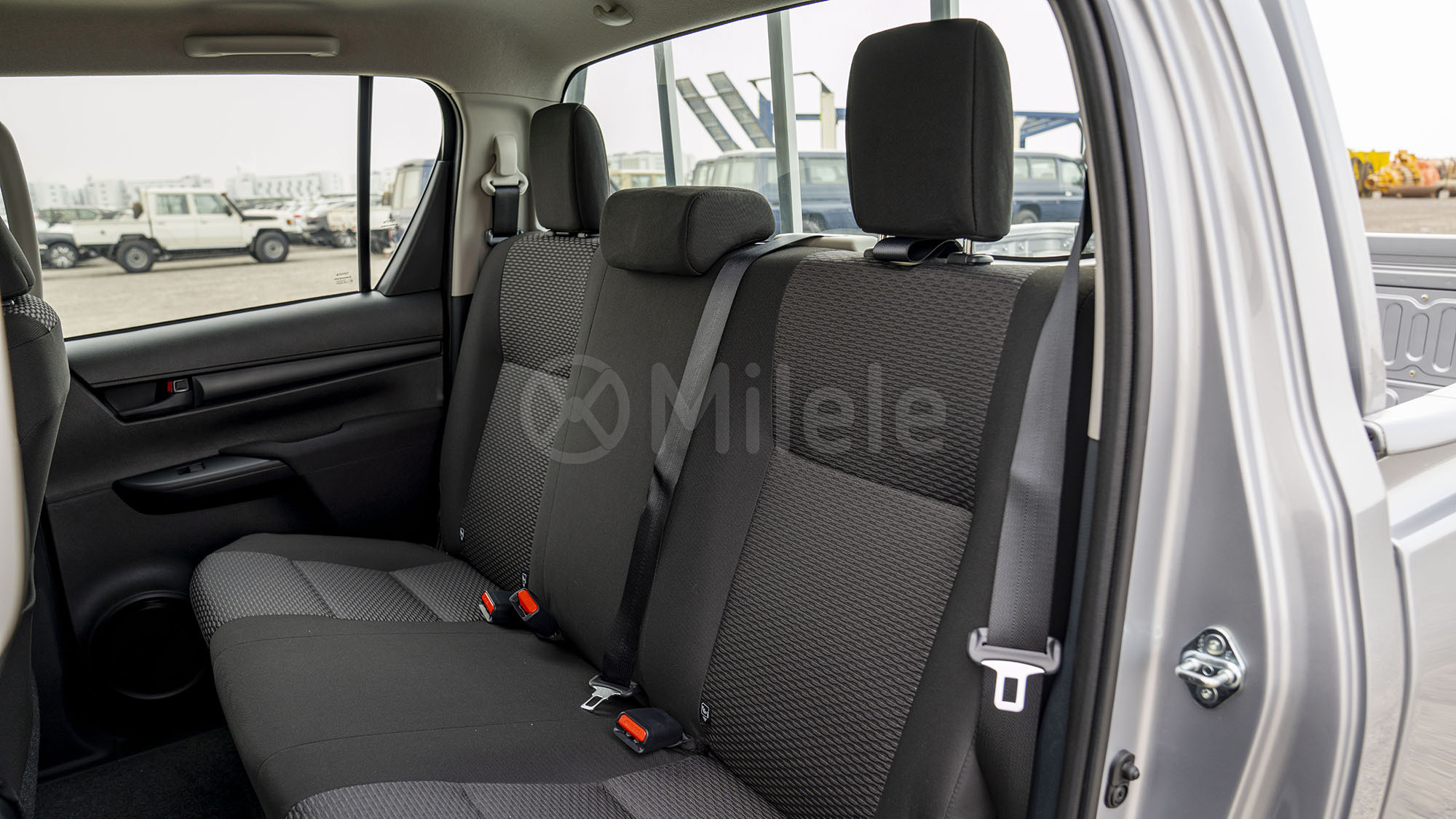 
(LHD) TOYOTA HILUX DC 2.4D MT 4X4 P.WINDOW MY2025 – SILVER full									