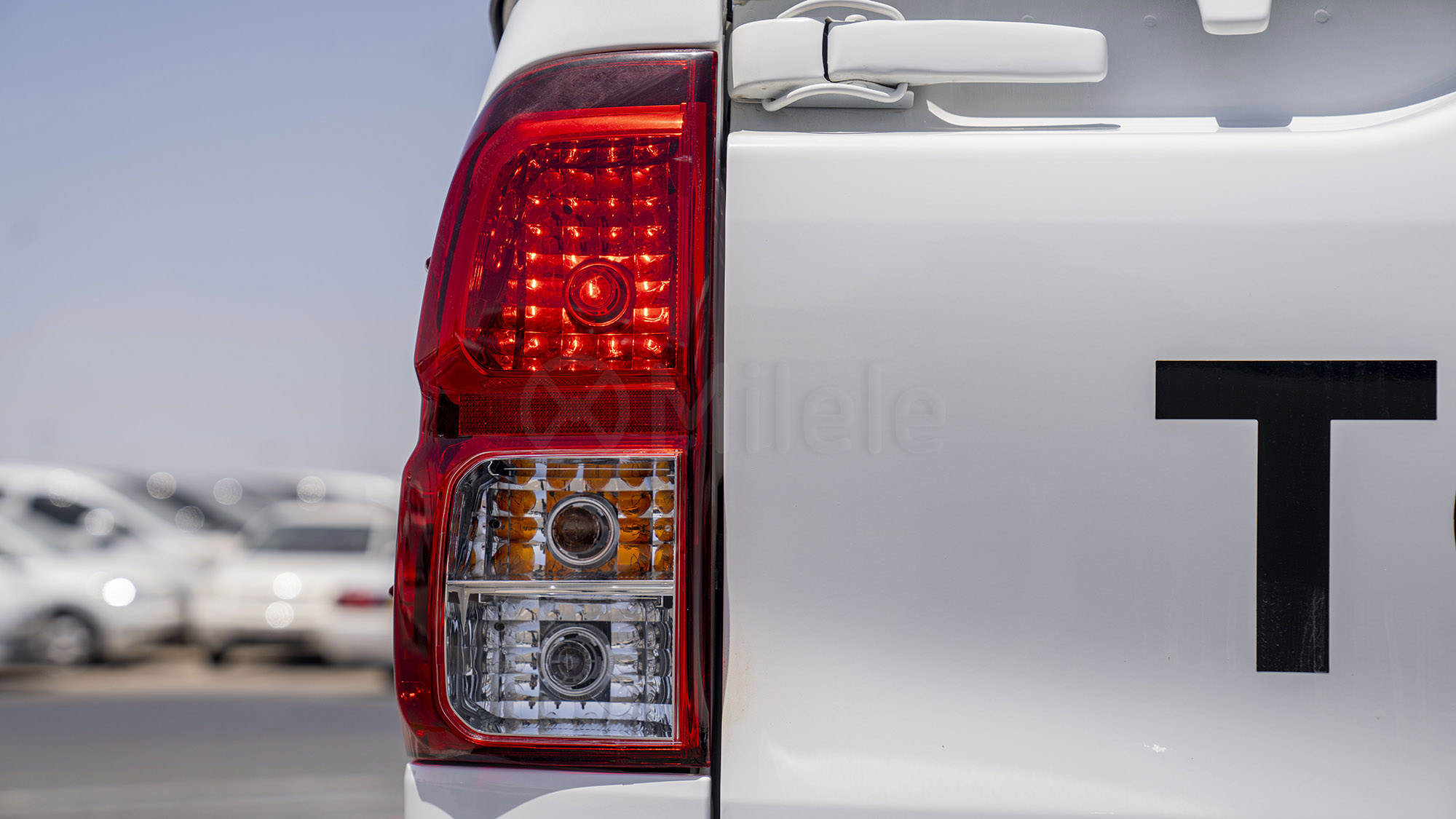 
(LHD) TOYOTA HILUX DC 2.4D MT 4X4 P.WINDOW MY2025 – WHITE full									