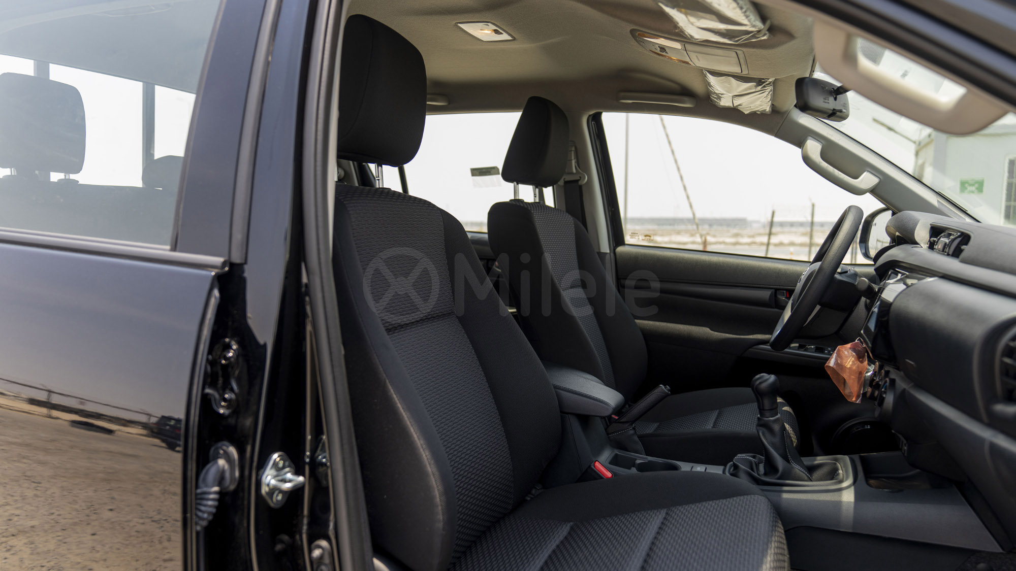 
(LHD) TOYOTA HILUX DC 2.4D MT 4X4 P.WINDOW MY2025 – ATTITUDE BLACK full									