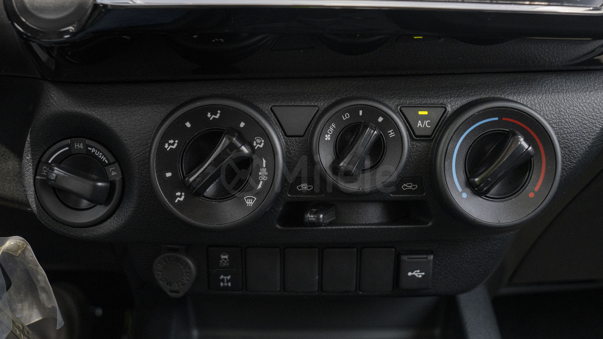 
(LHD) TOYOTA HILUX DC 2.4D MT 4X4 P.WINDOW MY2025 – GREY ME. full									