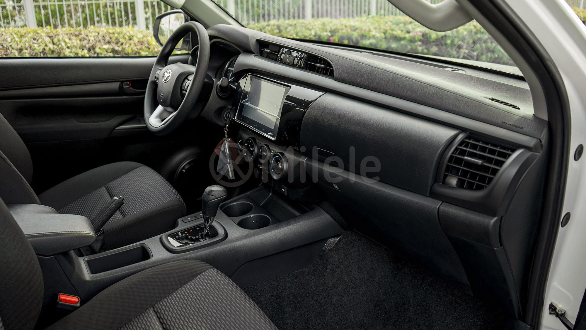 
(LHD) TOYOTA HILUX DC 2.4D AT 4X4 MY2026 – PLATINUM WHITE PEARL full									