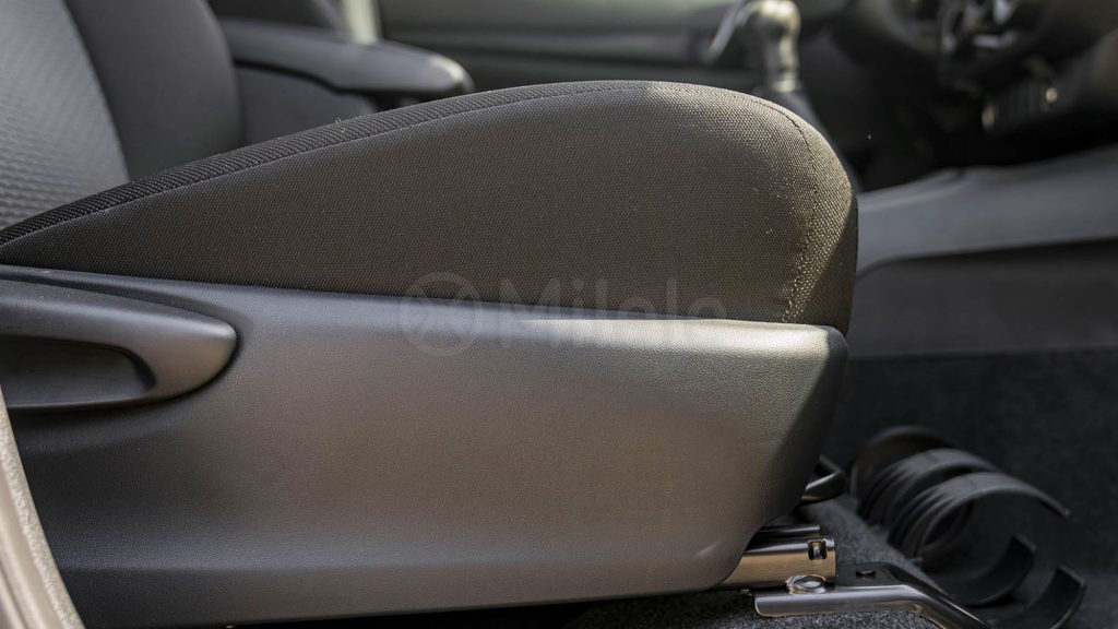 (LHD) TOYOTA HILUX DC 2.4D MT 4X4 P.WINDOW MY2026 – SILVER