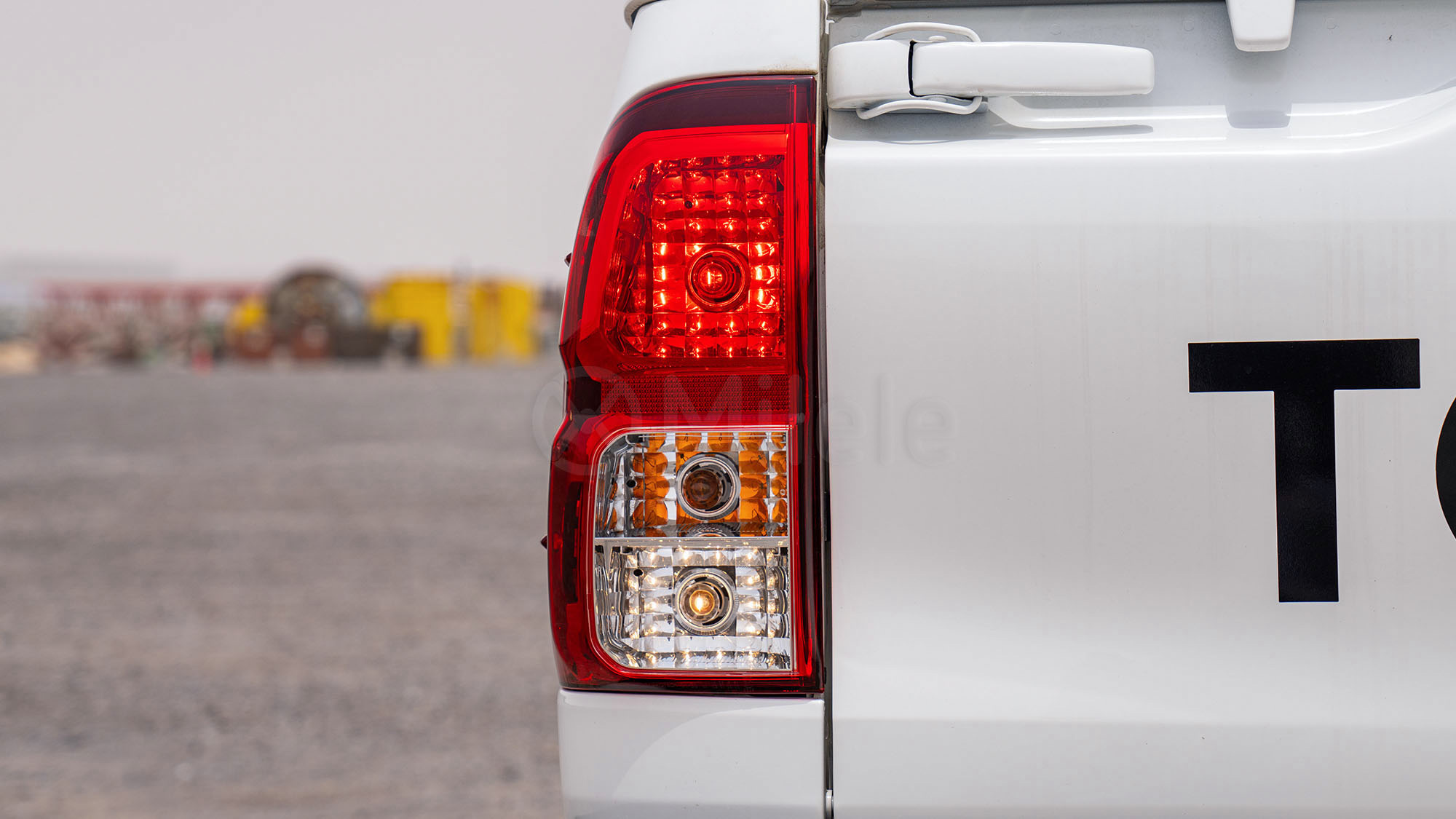 
(LHD) TOYOTA HILUX DC 2.4D MT 4X4 P.WINDOW MY2026 – SUPER WHITE full									