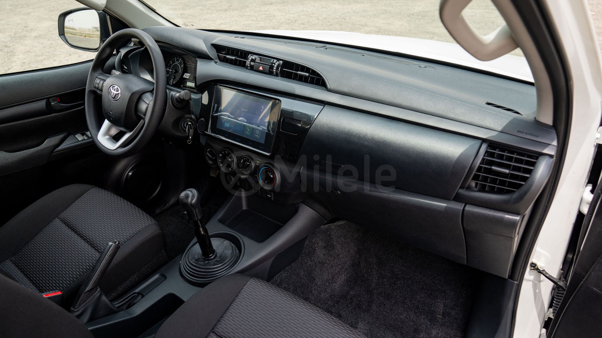
(LHD) TOYOTA HILUX DC 2.4D MT 4X4 P.WINDOW MY2026 – SUPER WHITE full									