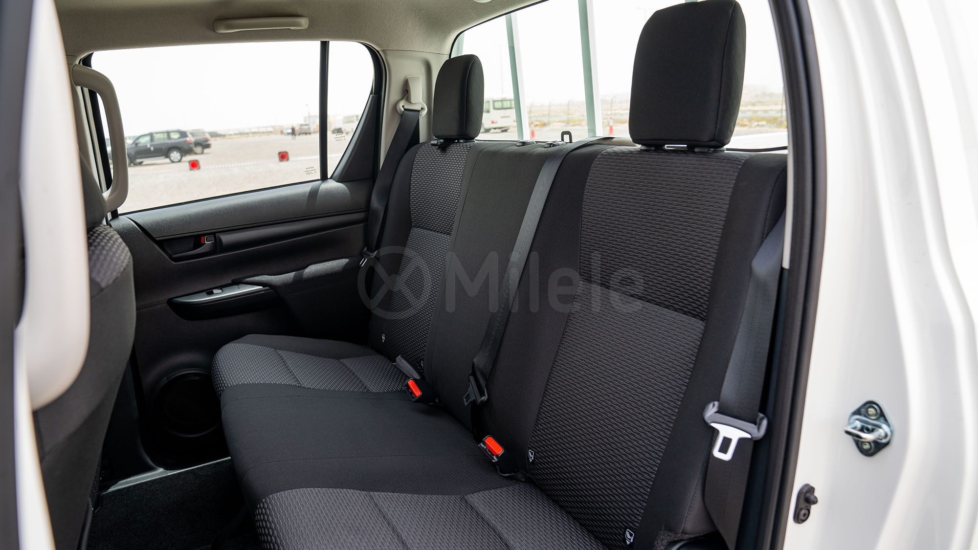
(LHD) TOYOTA HILUX DC 2.4D MT 4X4 P.WINDOW MY2026 – SUPER WHITE full									