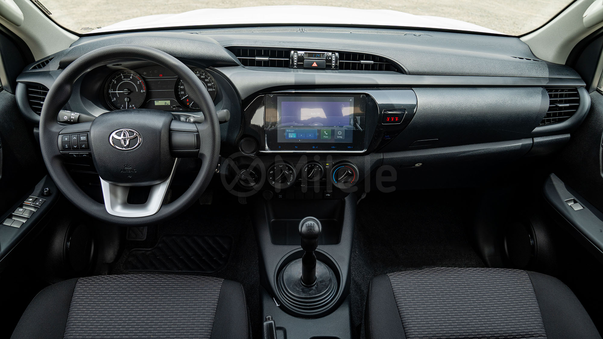 
(LHD) TOYOTA HILUX DC 2.4D MT 4X4 P.WINDOW MY2026 – SUPER WHITE full									
