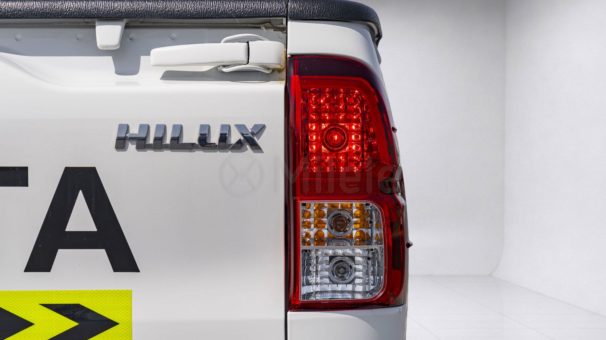 
								(LHD) TOYOTA HILUX DC OFF ROAD EDITION 2.4D MT 4X4 P.WINDOW MY2026 – White full									