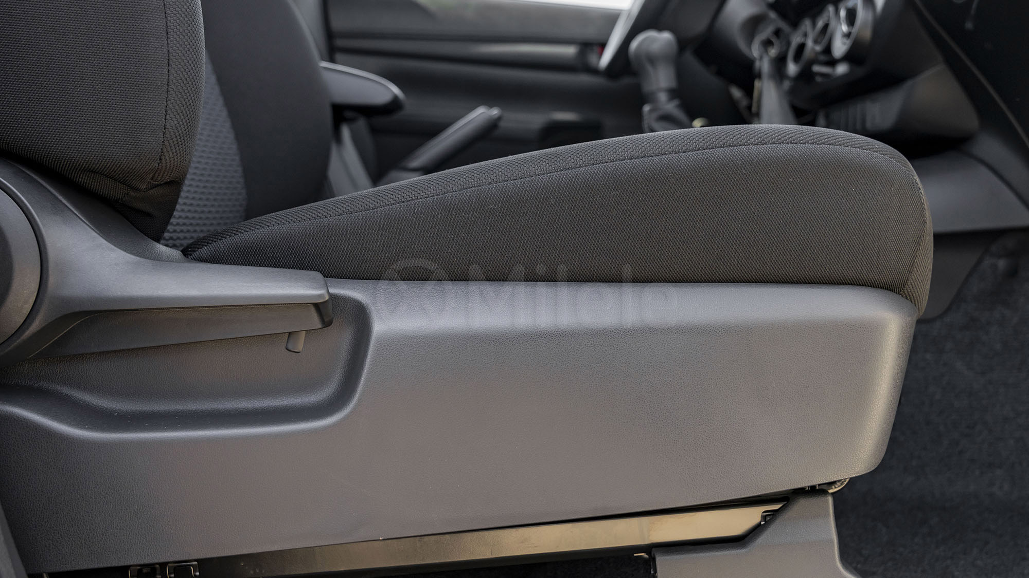 
(LHD) TOYOTA HILUX DC 2.4D MT MY2025 – WHITE full									