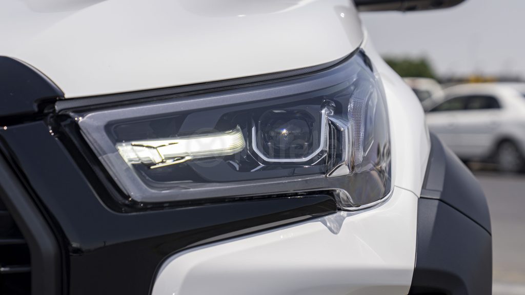 (LHD) TOYOTA HILUX DC GR SPORT 2.8D AT 4X4 MY2025 – WHITE