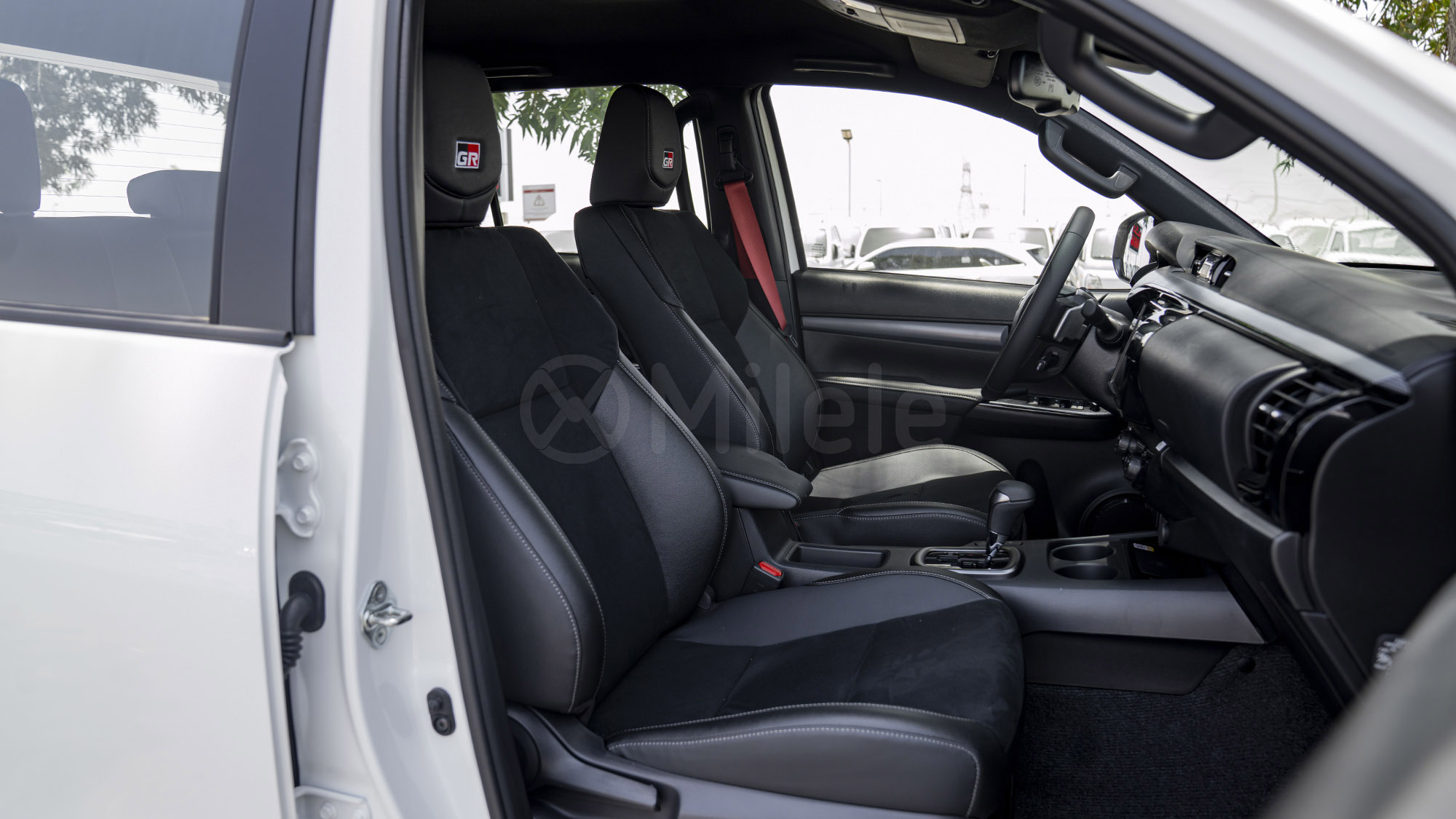 
(LHD) TOYOTA HILUX DC GR SPORT 2.8D AT 4X4 MY2025 – WHITE full									