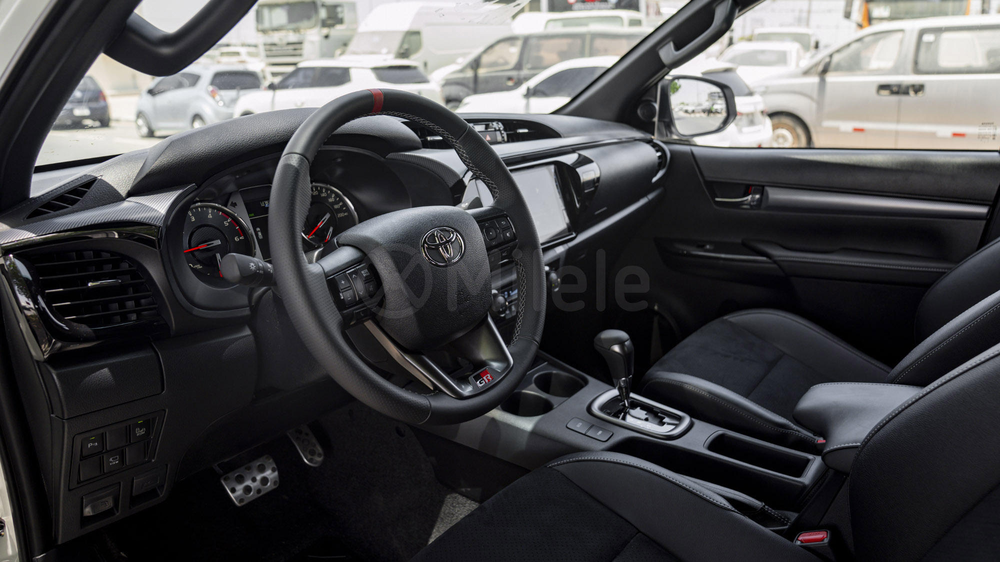 
(LHD) TOYOTA HILUX DC GR SPORT 2.8D AT 4X4 MY2025 – WHITE full									