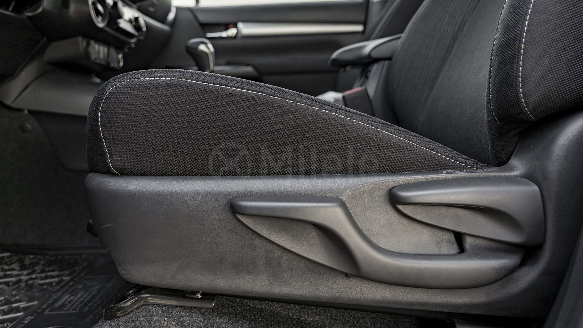 
								(LHD) TOYOTA HILUX DC DIESEL 2.8M HEV AT 4WD MY2026 – GREY full									