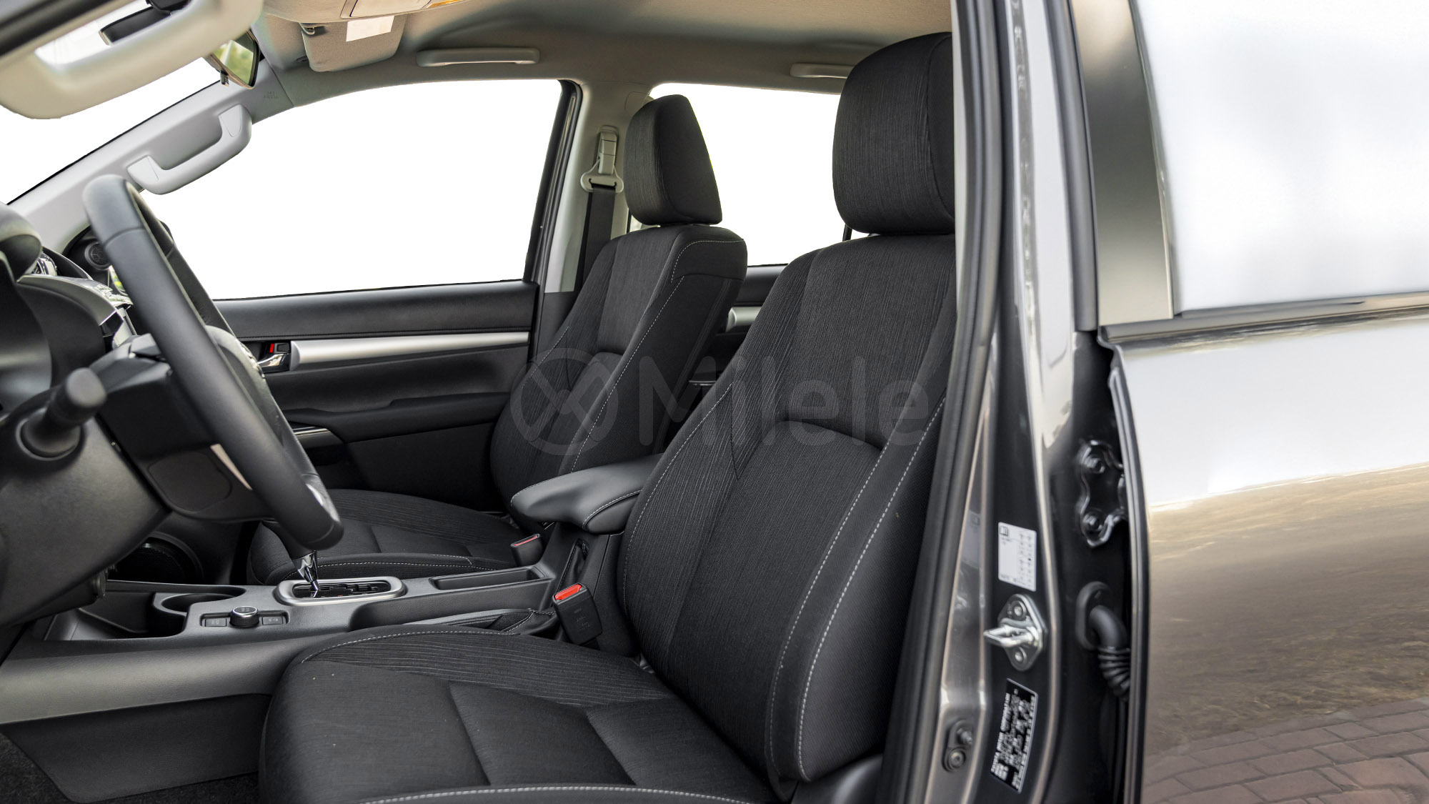 
								(LHD) TOYOTA HILUX DC DIESEL 2.8M HEV AT 4WD MY2026 – GREY full									