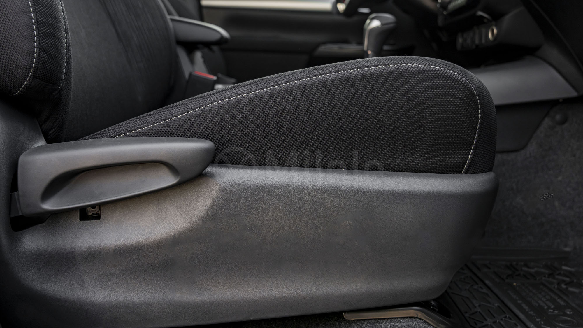 
								(LHD) TOYOTA HILUX DC DIESEL 2.8M HEV AT 4WD MY2026 – GREY full									
